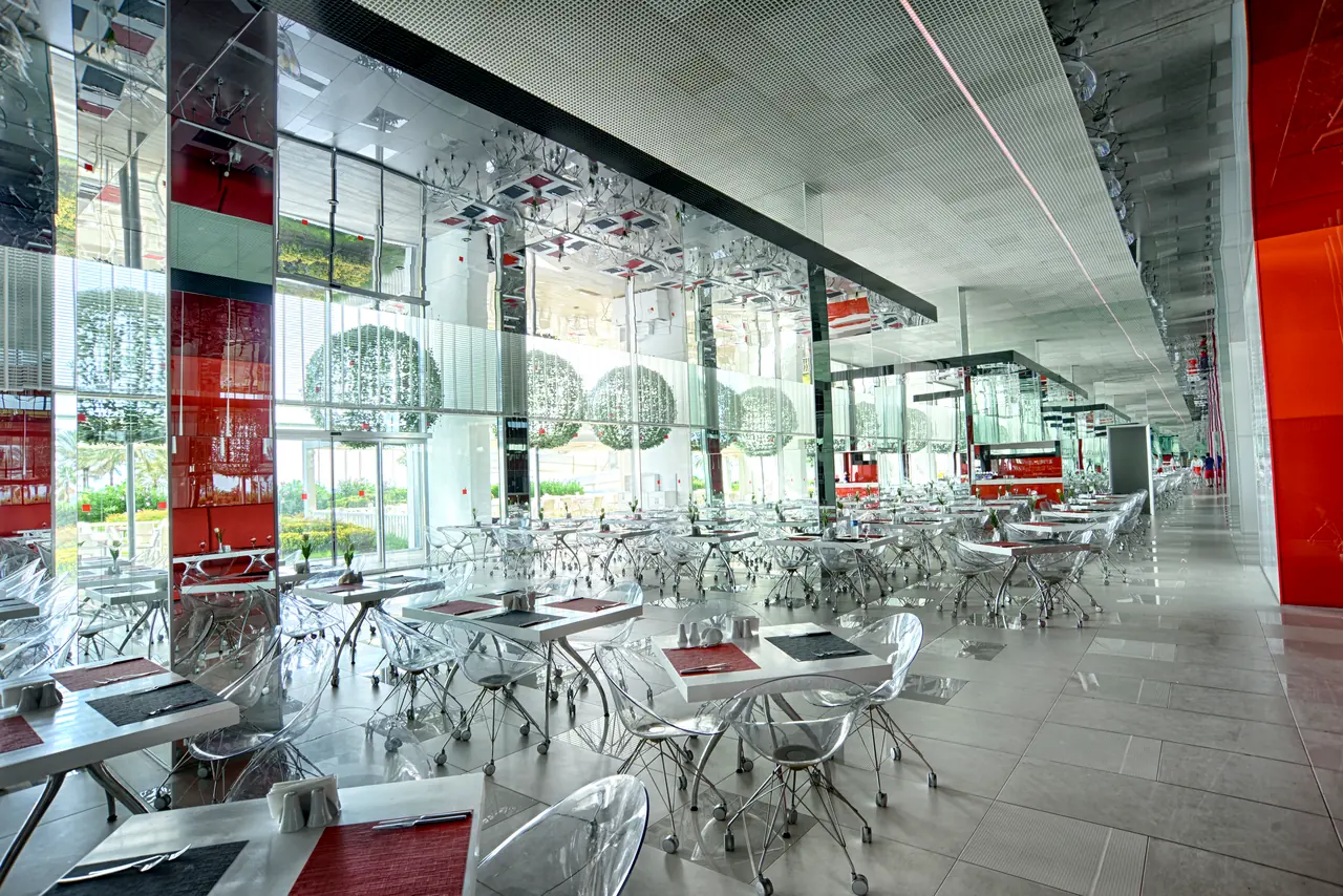 Adam & Eve — Restoran: şeffaf sandalyeler ve cam cephe