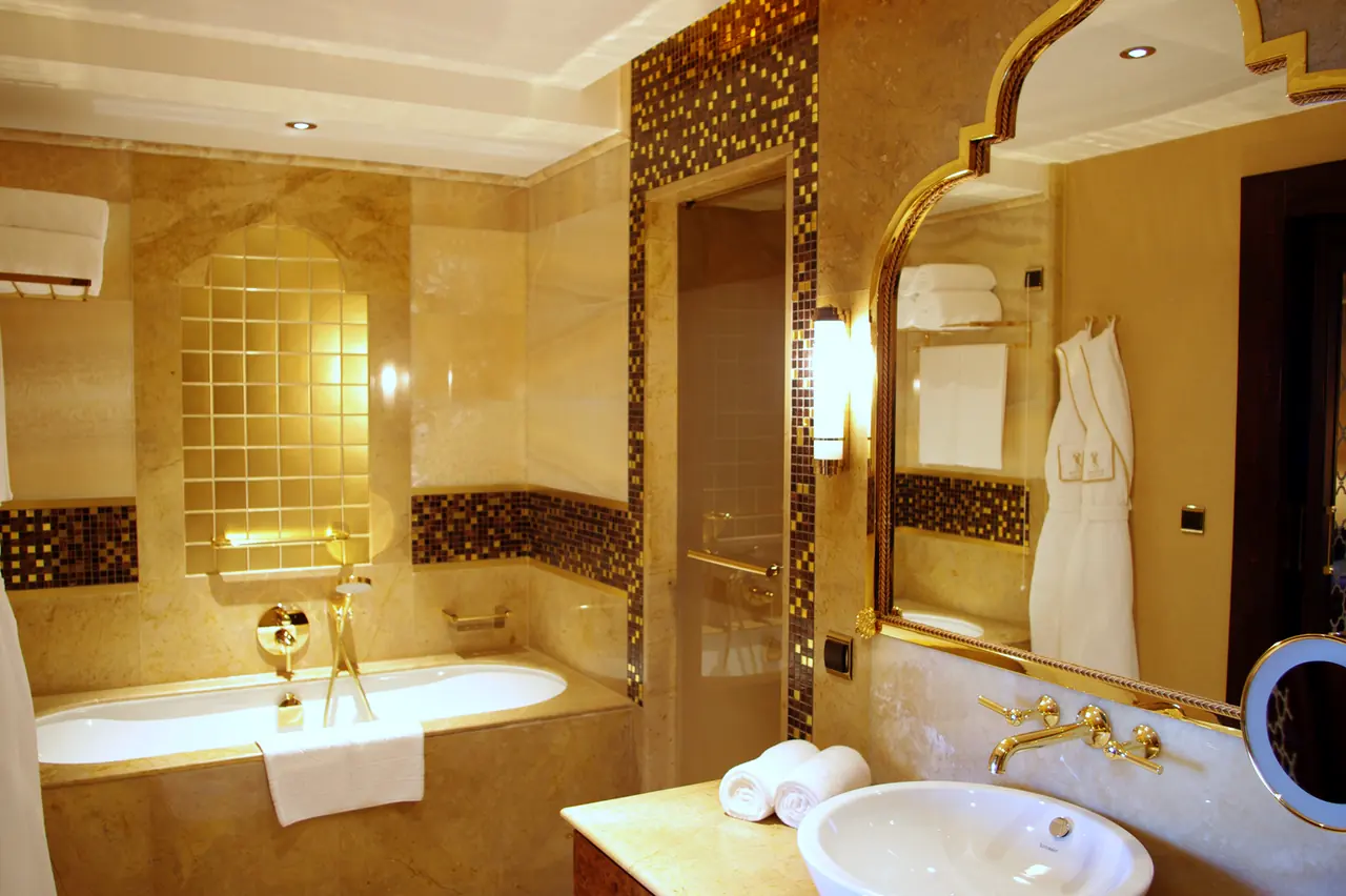 Mardan Palace — Bathroom with gilded mirror, mosaic band and bathtub