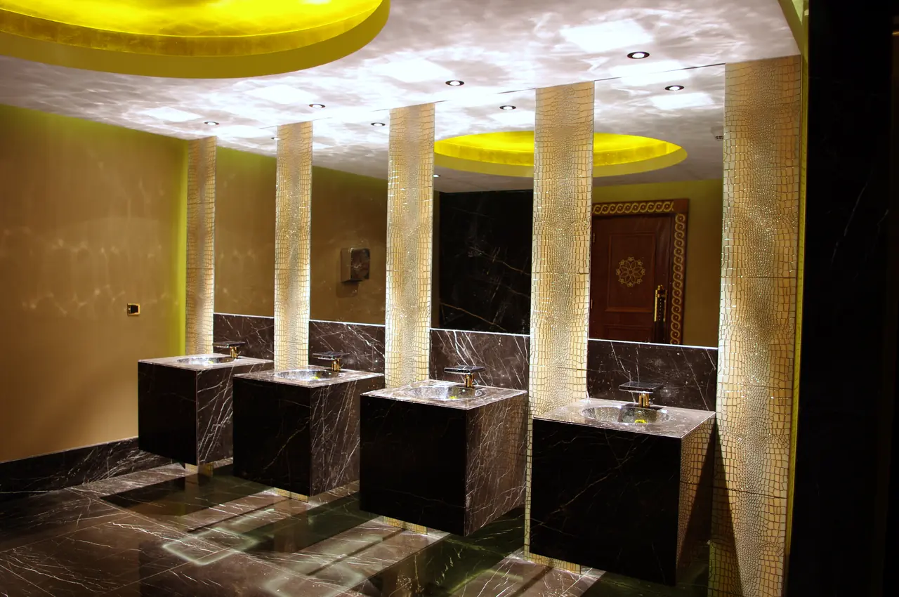 Mardan Palace — Black washbasin blocks between illuminated pillars