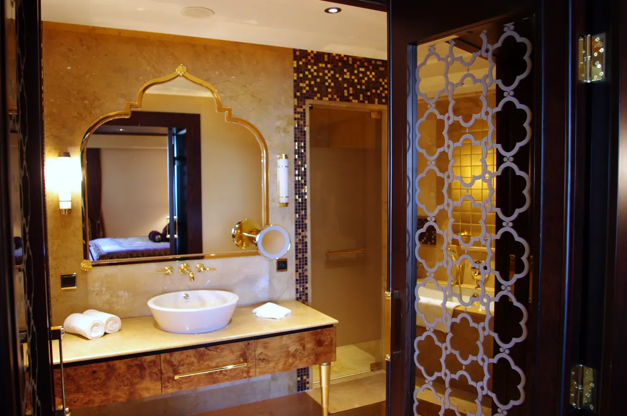Mardan Palace — Bathroom with arched mirror and carved lattice door