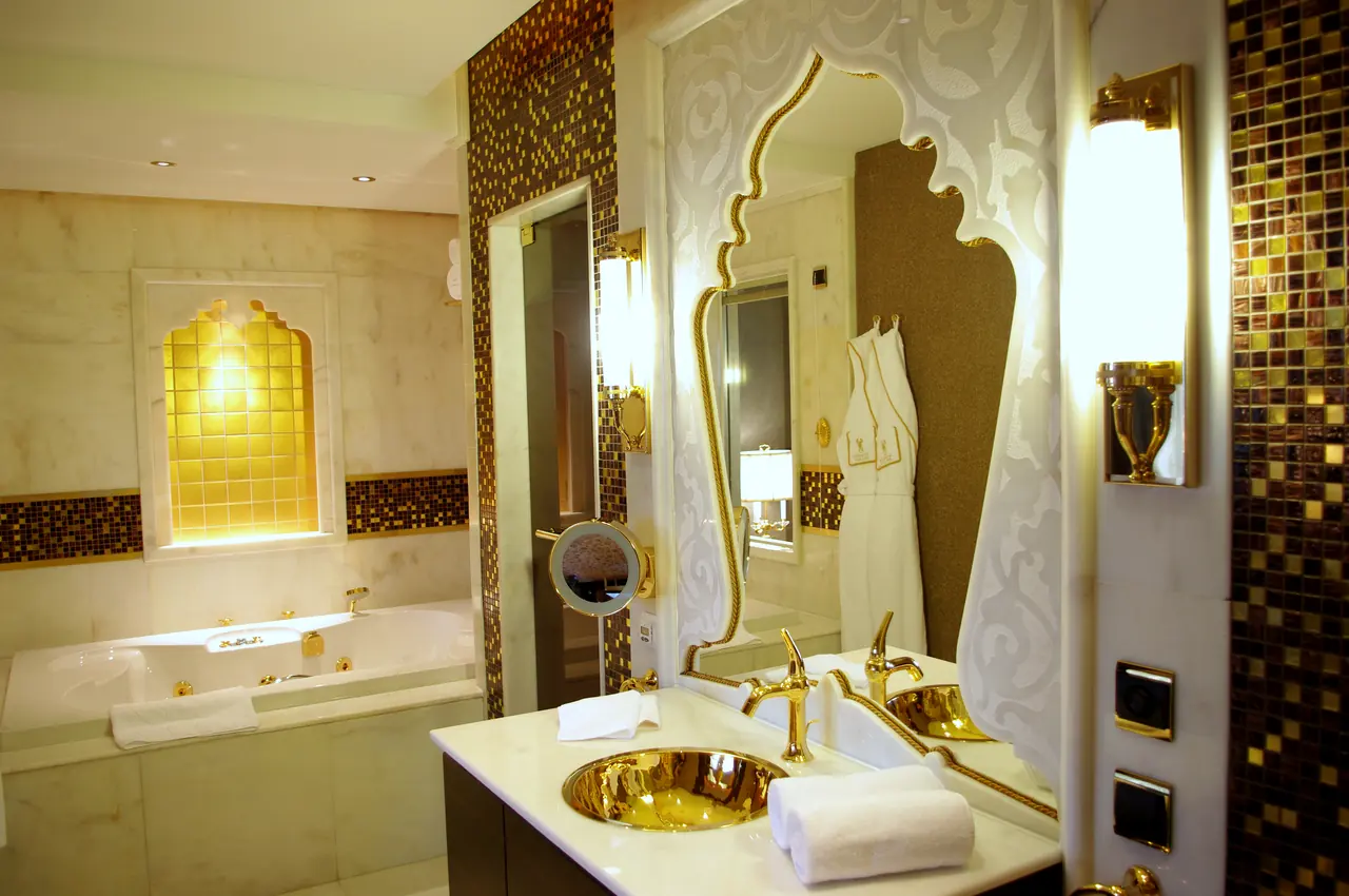 Mardan Palace — Bathroom with jacuzzi, gold basin and arched niches