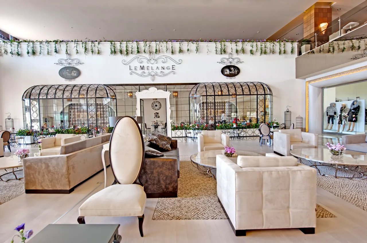 Maxx Royal Belek — Lounge with cage-shaped screens and white armchairs