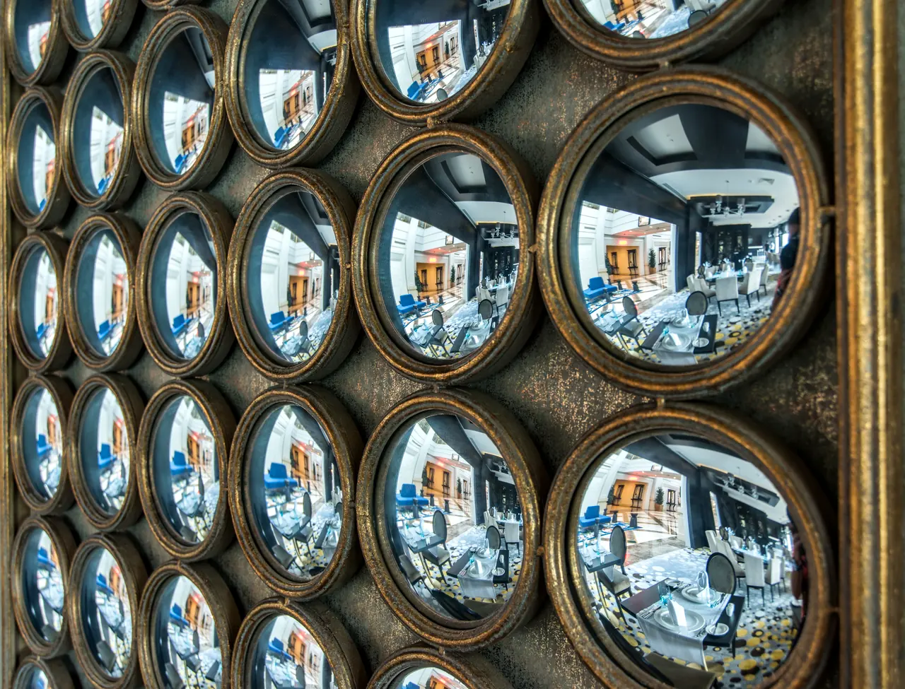 Rixos Premium Belek — Wall composed of round convex mirrors