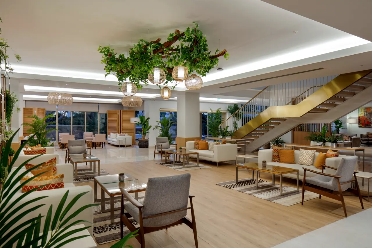 Xanthe Resort & Spa — Lobi salonu: ahşap zemin, oturma grupları ve açık merdiven