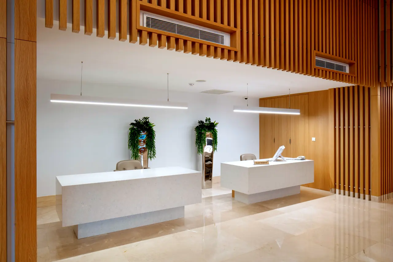 Xanthe Resort & Spa — İki beyaz banko ve çıtalı ahşap kaplama