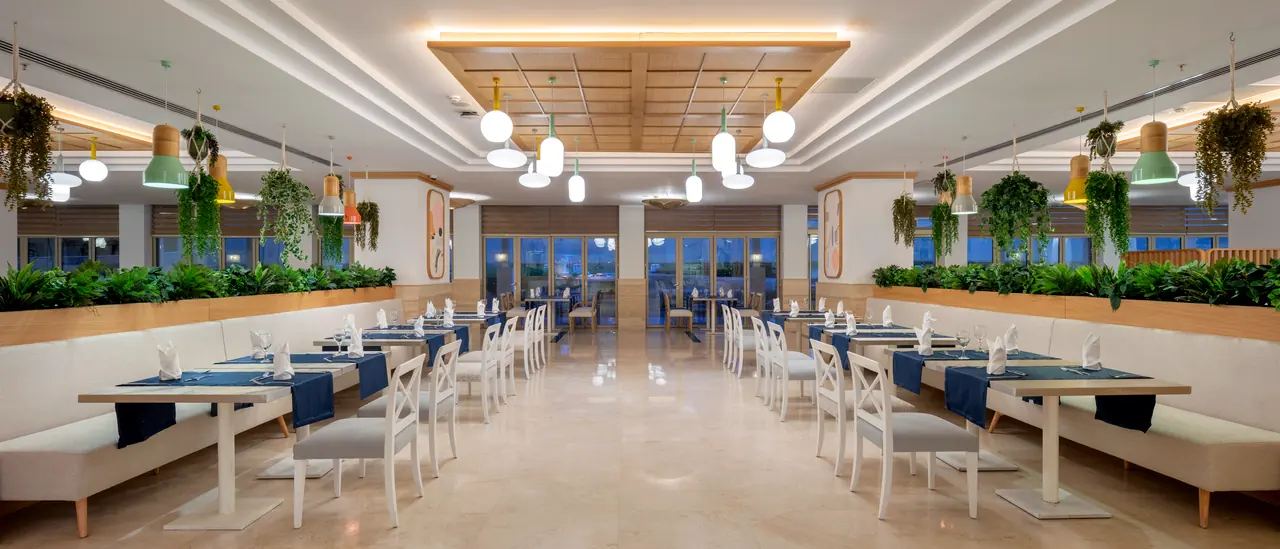 Xanthe Resort & Spa — Restoran: kasetli tavan, renkli sarkıtlar, bitkili bölmeler