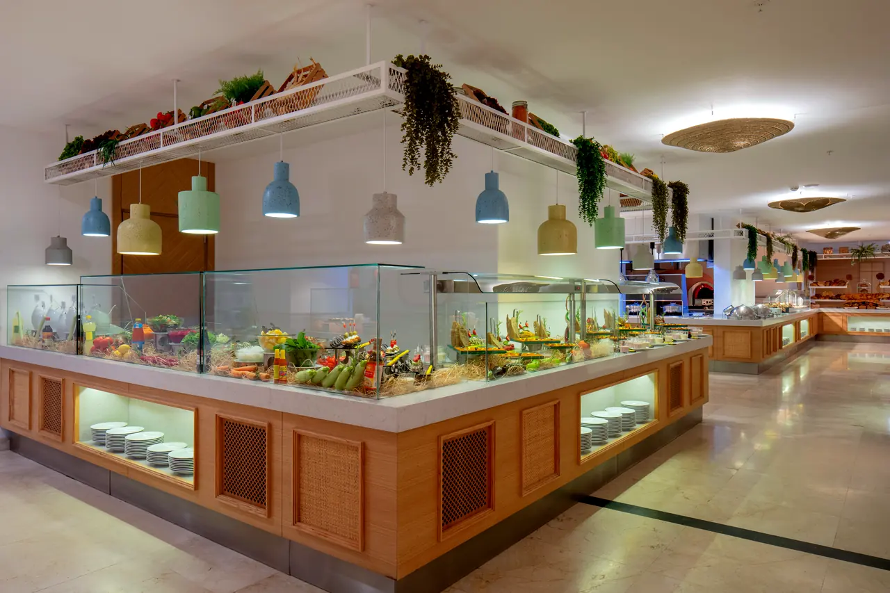 Xanthe Resort & Spa — Açık büfe: cam vitrin, sebzeler ve pastel sarkıtlar