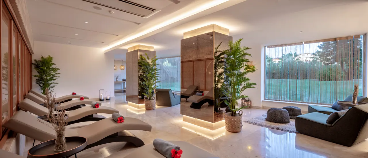 Xanthe Resort & Spa — Spa dinlenme salonu: şezlonglar ve ışıklı kolon