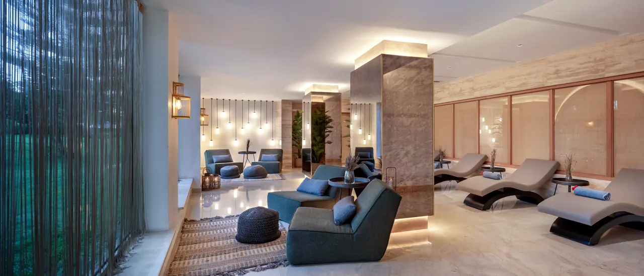 Xanthe Resort & Spa — Spa dinlenme salonu: dalgalı şezlonglar ve koltuklar