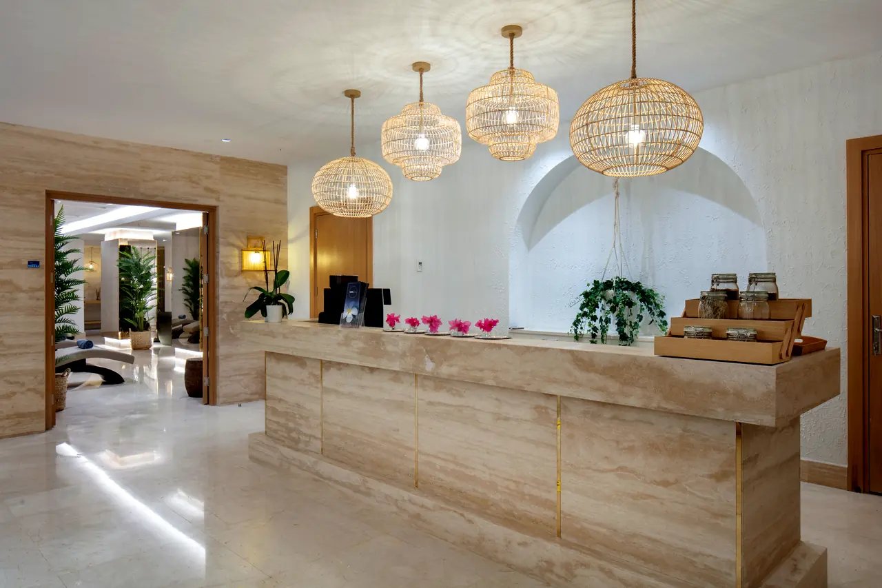 Xanthe Resort & Spa — Spa resepsiyonu: taş kaplı banko ve hasır avizeler