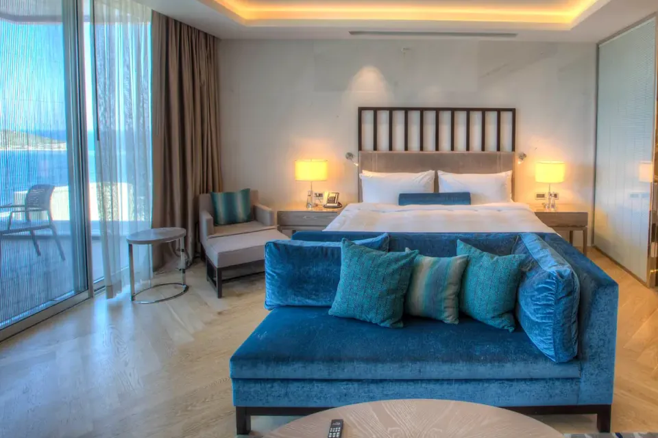 Sirene Luxury Hotel · yastıklarla tamamlanan kadife döşemeli kanepe